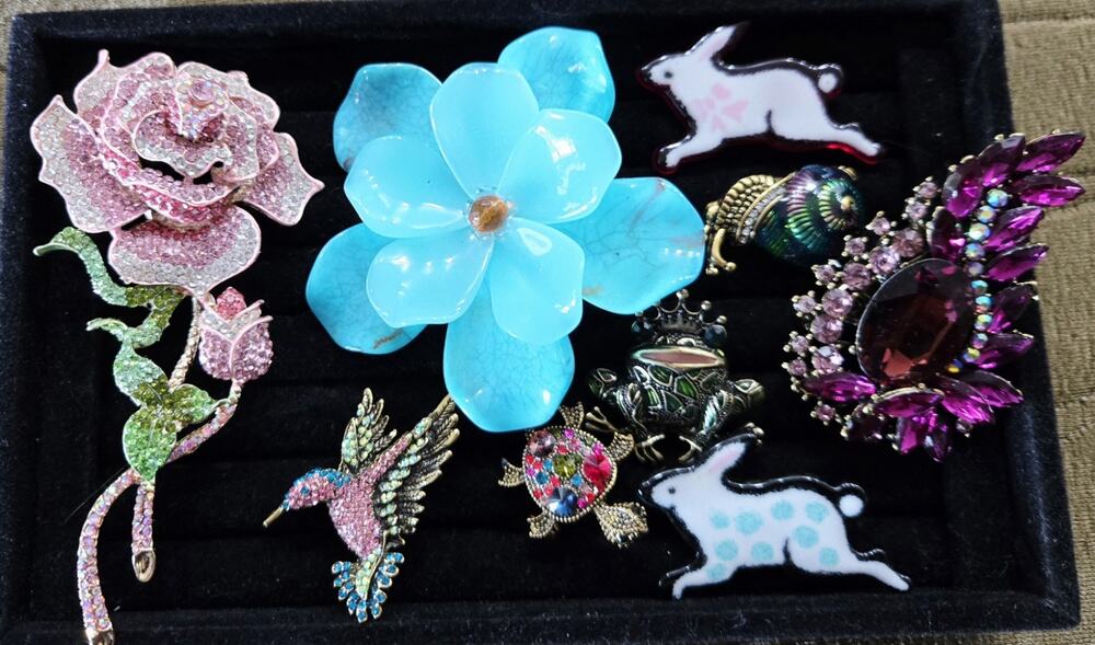 Lot Of 9 Novelty Vintage Brooches Rinestone Mixed Style Office Accessories